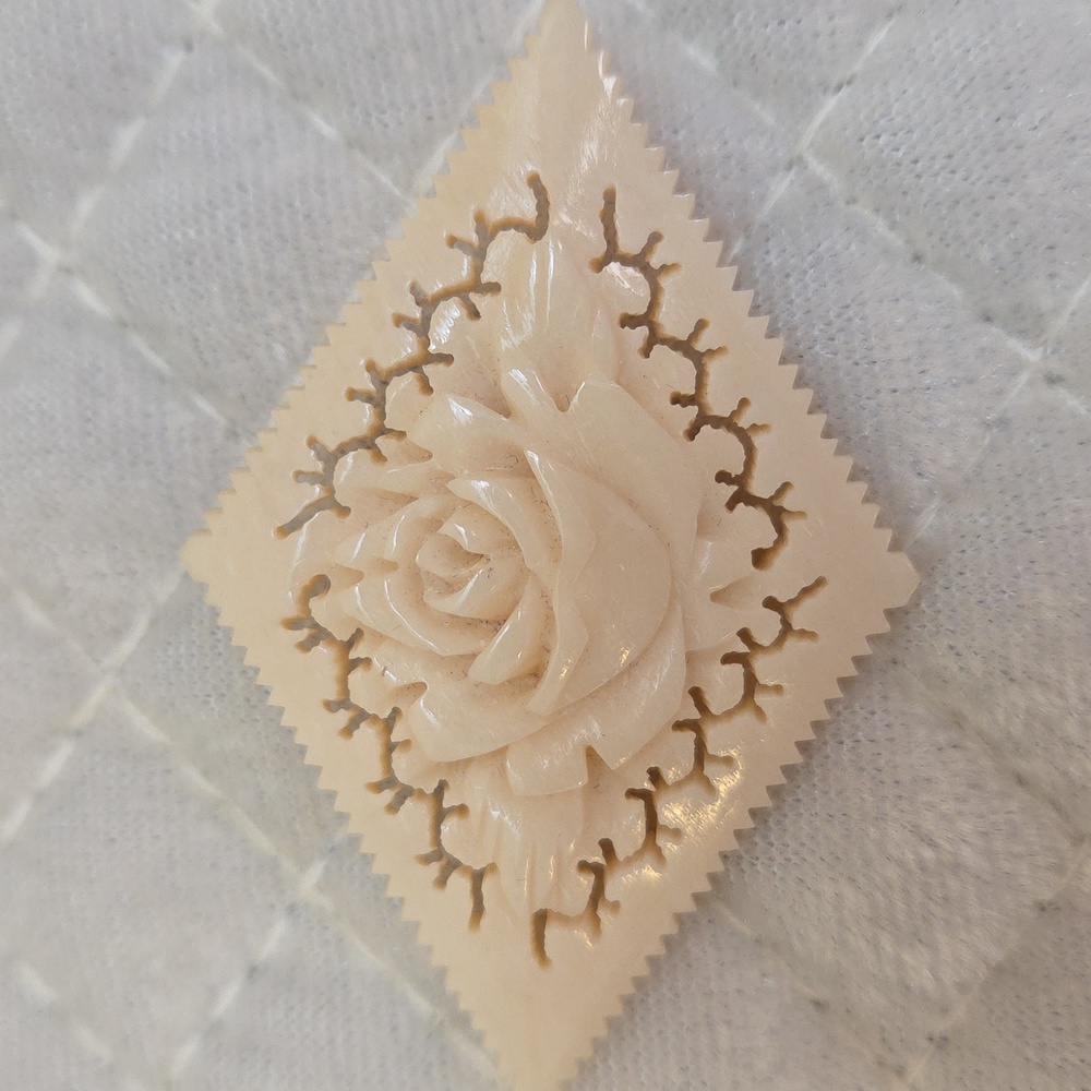 Vintage Carved Rose Brooch-1950's - Picture 3 of 3